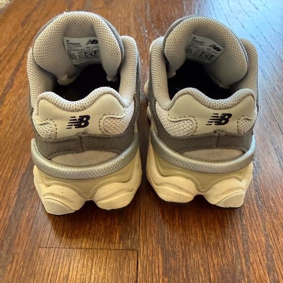 New Balance 9060 - Picture 2 of 7